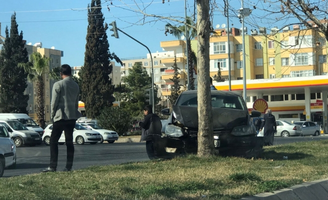 Urfa'da kontrolden çıkan otomobil orta refüje çıktı!