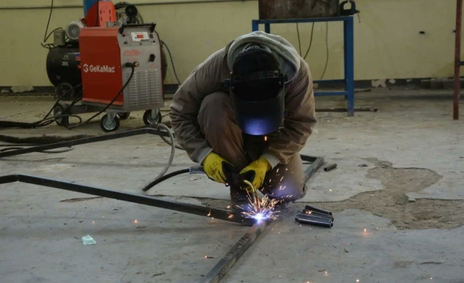 Kentteki depremzedeler için ihtiyaç malzemelerini üretiyorlar