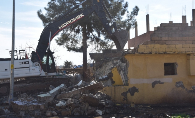 Viranşehir’de hasarlı evlerin yıkımına başlandı