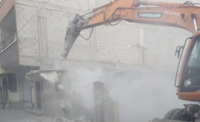 Eyyübiye’de ağır hasarlı evlerin yıkımına başlandı