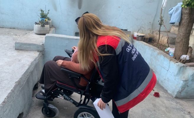 Engelli bireylere tekerlekli sandalye desteği