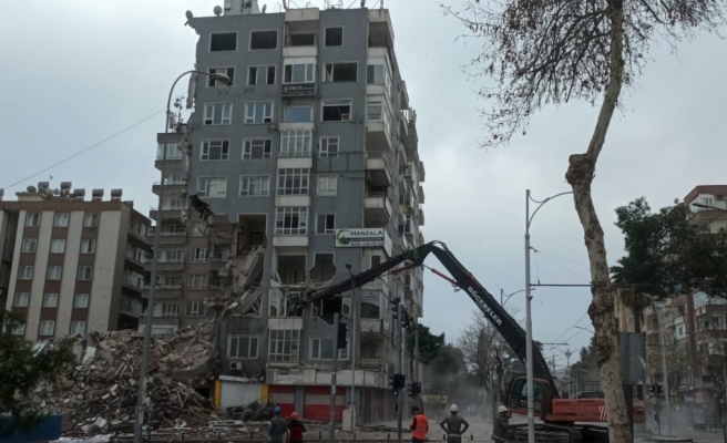 Urfa’da acil yıkım kararı verilen binalar kontrollü şekilde yıkılıyor