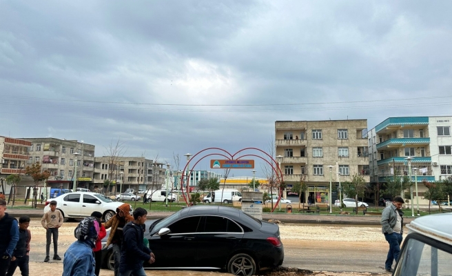 Yağmur yağınca ilçe yolunda araçlar çamura saplandı