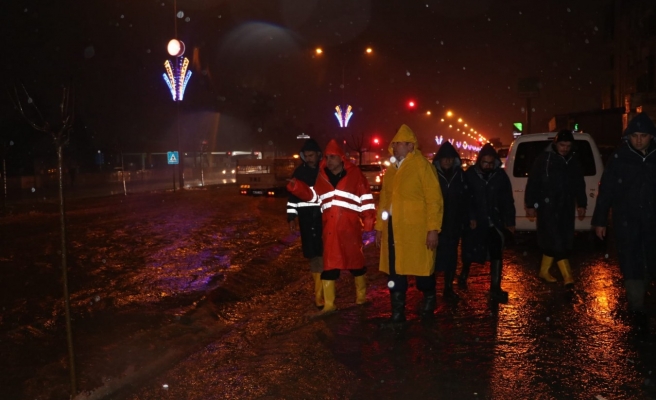 Büyükşehir ekipleri su taşkınlığı yaşandığı bölgelere seferber oldu