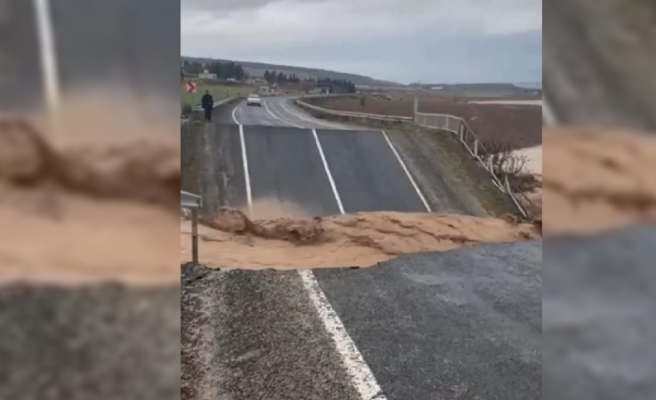 Sel Bozova-Hilvan yolunda köprüyü yıktı!