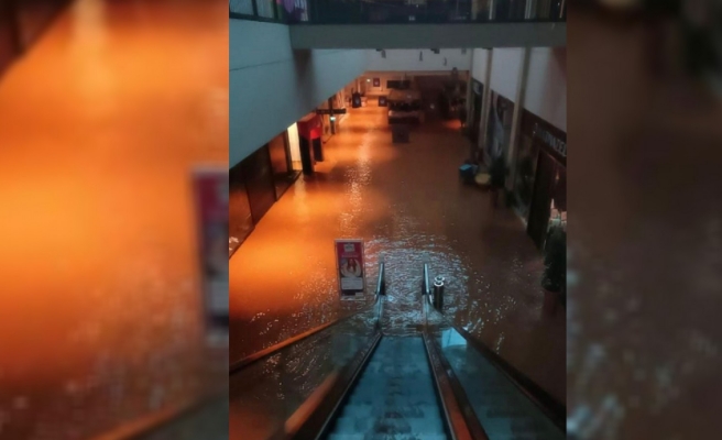 Şanlıurfa'da AVM sular altında kaldı! 1 kişi kayıp