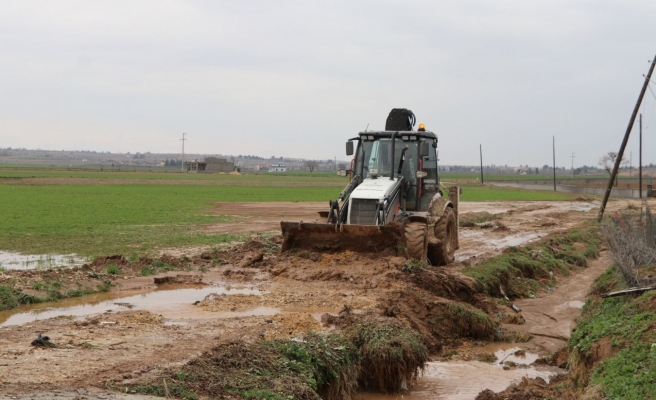 Karaköprü’de selin izleri temizleniyor