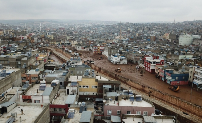 Sel bölgesinde temizlik çalışması devam ediyor