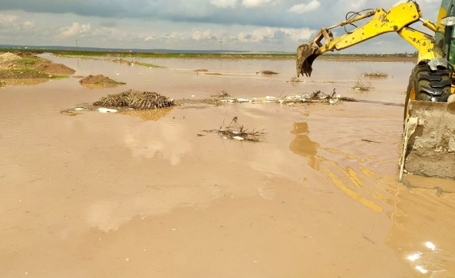 Akçakale’de taşkınlık yaşanmaması için sular tahliye ediliyor