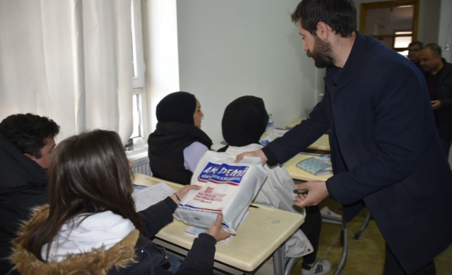 Üniversite adaylarına kitap desteği