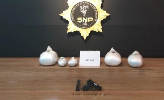 Şanlıurfa’da durdurulan araçta skunk maddesi ile silah çıktı!