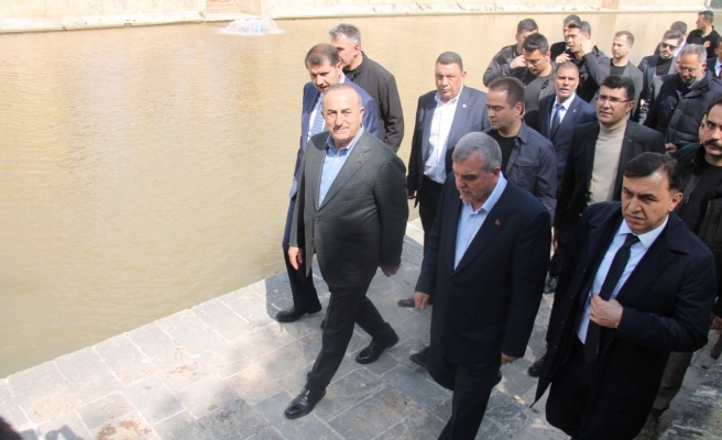 Bakan Çavuşoğlu cuma namazını Dergâh Camii’nde kıldı