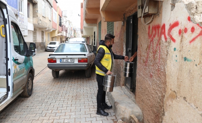 Haliliye’de sıcak yemekler iftar öncesi hanelere ulaştırılıyor