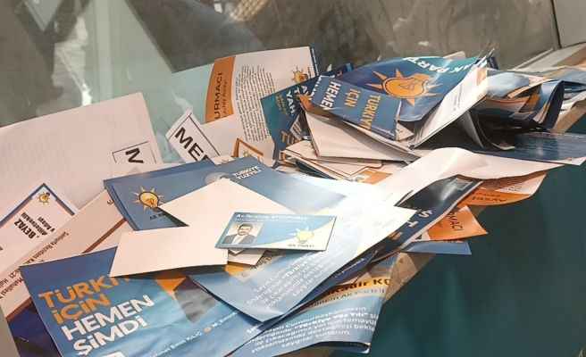 AK Parti’nin temayül yoklamasında broşürlerin yerlere atılması dikkatlerden kaçmadı
