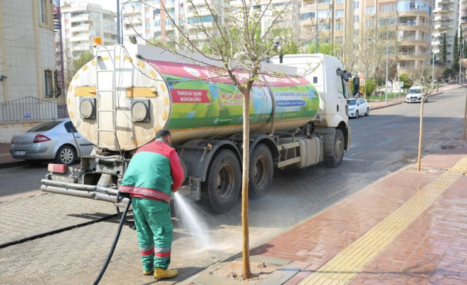 Karaköprü’de sel sonrası çamurlu yollar temizleniyor
