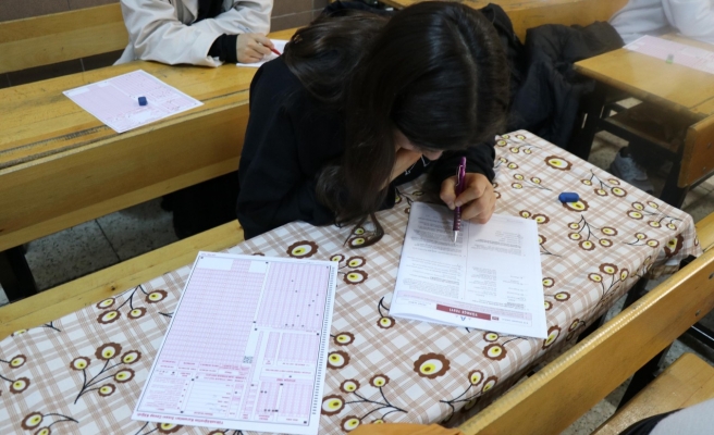 Gençler deneme sınavlarıyla başarılarını ölçüyor