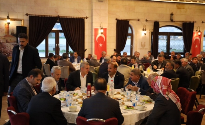Vali Ayhan ve Başkan Beyazgül iftarda muhtarlarla buluştu