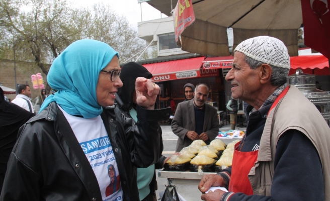 Şanlıurfa’nın bağımsız kadın milletvekili adayı megafonuyla sokak sokak gezip oy istiyor
