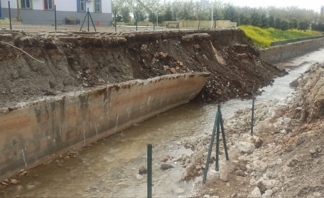 Üstü açılınca dere yatağının yapımındaki ihmaller ortaya çıktı