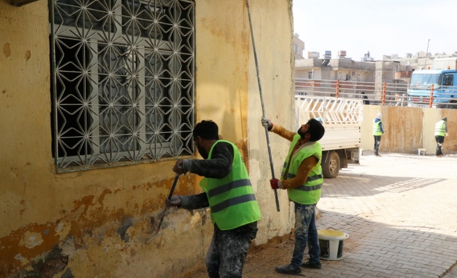 Haliliye’de selden etkilenen 14 mahallede boyama çalışması