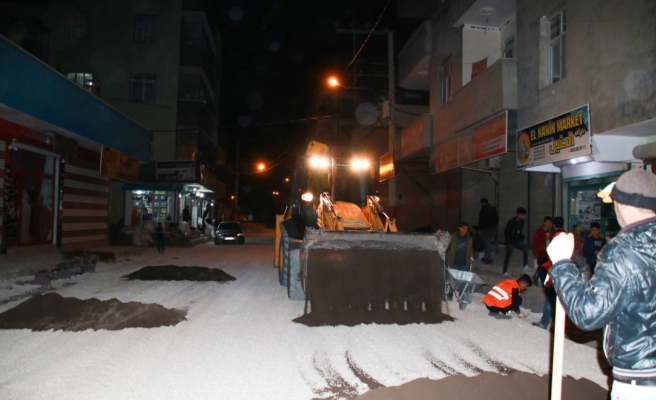 Akçakale Belediyesi deforme olan yolları yeniliyor