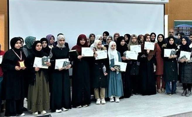 Kur'an-ı Kerim'i Güzel Okuma Yarışmasında dereceye giren öğrenciler ödüllendirildi