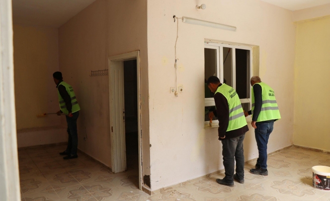 Haliliye Belediyesinden selden etkilenen evlerde boyama çalışması