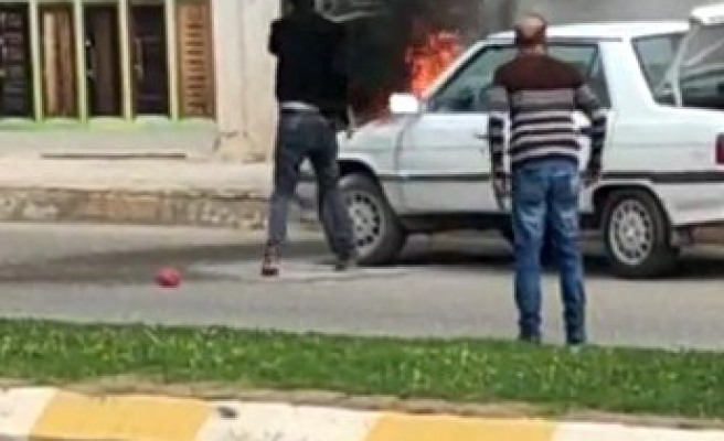 Urfa’da motor kısmından alev alan otomobil yandı