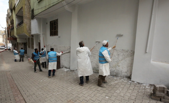 Eyyübiye’de selden etkilenen sokak ve evlerde boyama çalışmaları