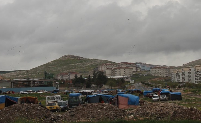 Urfa’da bez çadırda kalan aileler hem mağdurlar hem çekiniyorlar