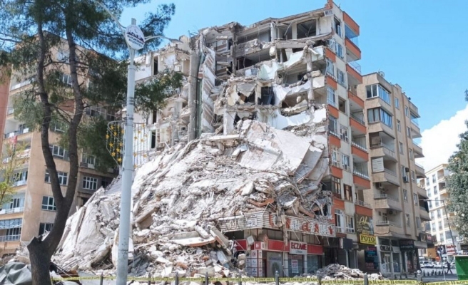 Bahçelievlerde bir binanın daha yıkım işlemleri gerçeleştiriliyor