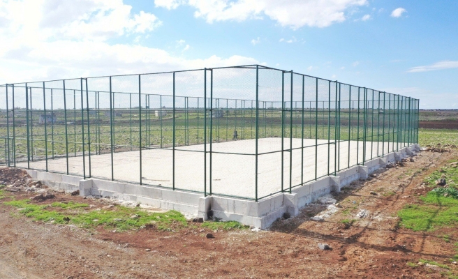 Karaköprü'de kırsal mahalledeki sentetik saha tamamlanma aşamasında