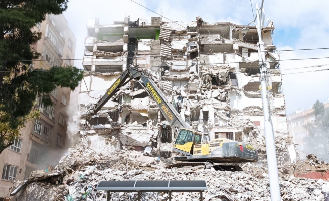 Urfa’da hasar gören binaların kontrollü şekilde yıkımları sürüyor