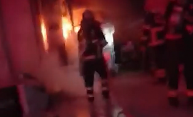 Urfa'da bir iş yerinde çıkan yangın itfaiye ekiplerince söndürüldü