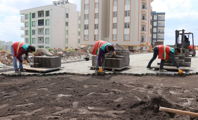 Seyrantepe’de yollar parkeyle döşeniyor