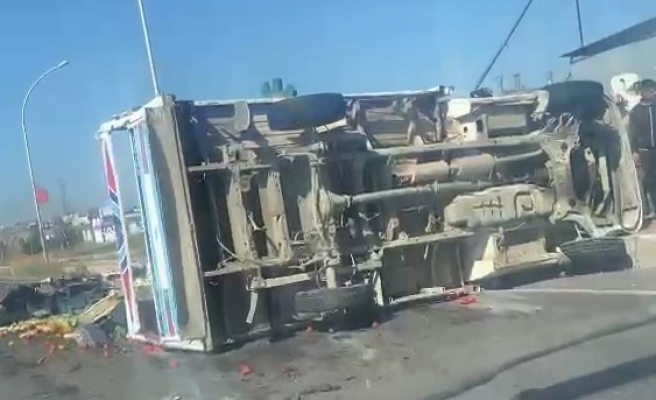 Şanlıurfa OSB girişinde kamyonet devrildi!