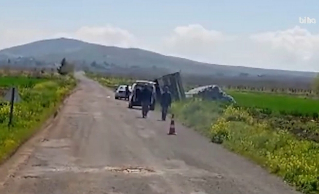 Bozova’da malzeme yüklü kamyonet devrildi