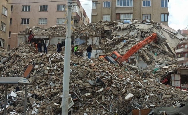Urfa’daki yıkım işlemlerinde iş makinesi kaza geçirdi