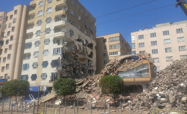 Urfa’da kontrollü yıkılan bina, yandaki sağlam apartmana zarar verdi