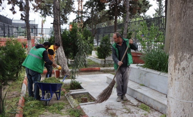 Büyükşehir’den bayram öncesi mezarlıklarda temizlik çalışması