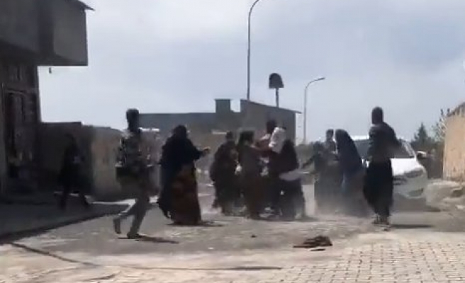 Viranşehir’de kadınların kavgasına erkekler küreklerle katıldı