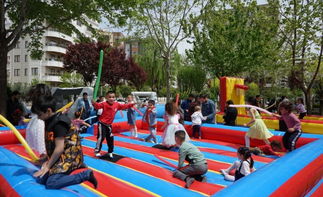 Karaköprü'de çocuklar 23 Nisan etkinliğinde doyasıya eğlendi
