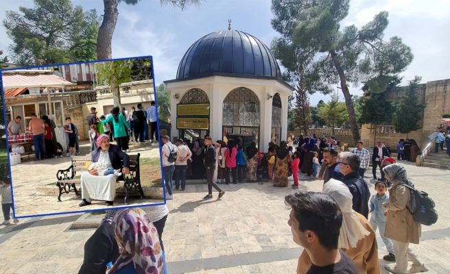 Eyyüp Peygamber makamı bayramın son günü ziyaretçi akınına uğradı