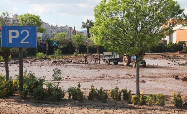 Şanlıurfa’da selden etkilenen AVM’de tahliye ve temizlik işlemleri sürüyor