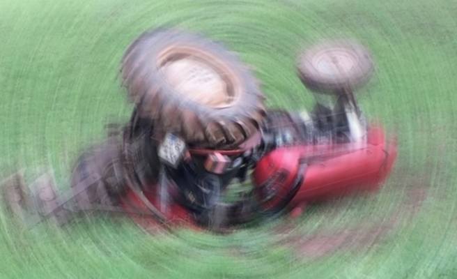 Bozova’da fıstık tarlasını sürerken traktörün altında kaldı