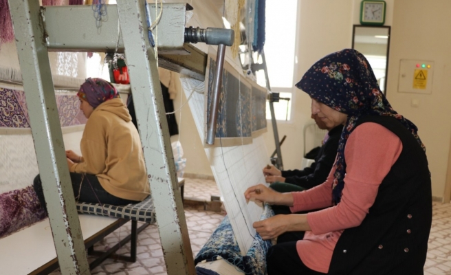 Karaköprü kırsalında kadınlar el emeği halılar üretiyor