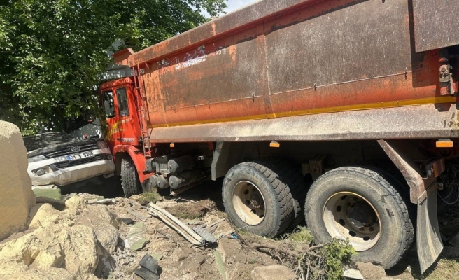 Birecik’te freni boşalan kamyon, tır ve pikabı biçti