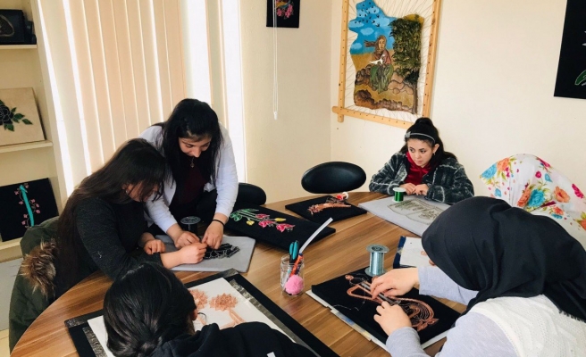 Çivi ve teller Şanlıurfalı kadınların ellerinde sanata dönüşüyor