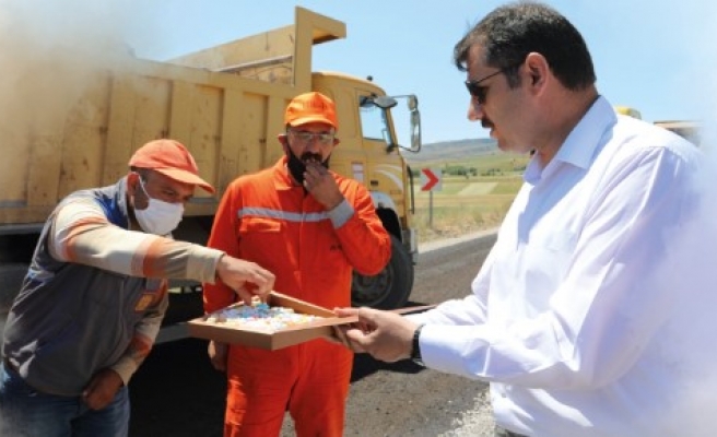 Vali Ayhan: Devletimiz işçilerin hakları için önemli adımlar atıyor