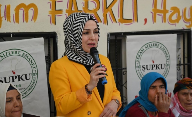 Vali Ayhan’ın eşi Akkiraz Ayhan fenilketonüri hastası çocuklarla kahvaltı yaptı